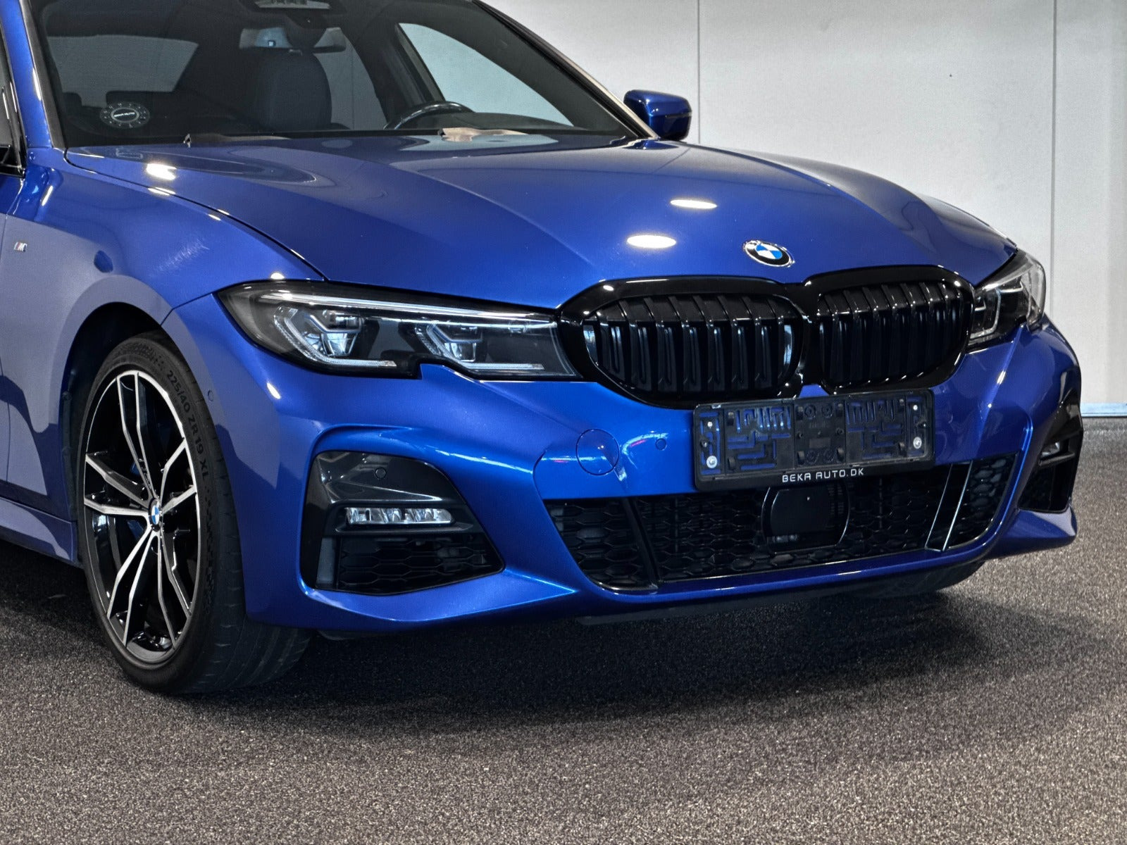 Blå BMW 330e fra 2021