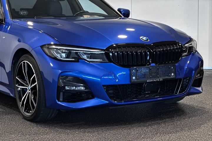 Blå BMW 330e fra 2021
