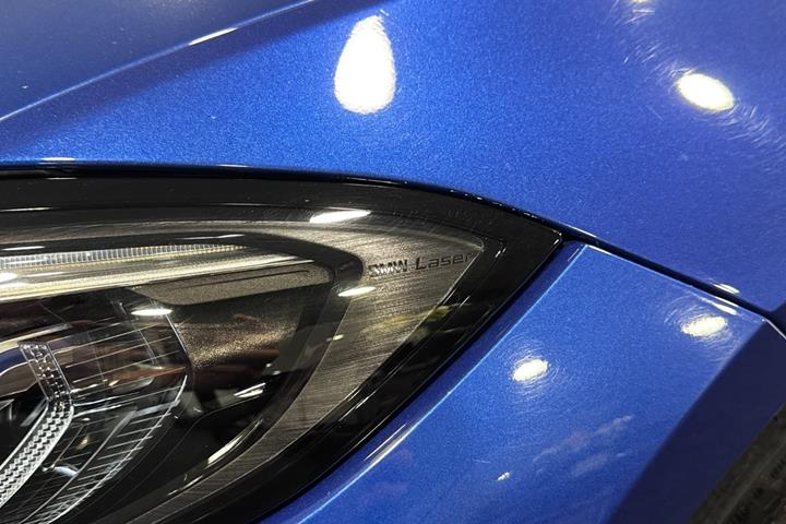 Blå BMW 330e fra 2021