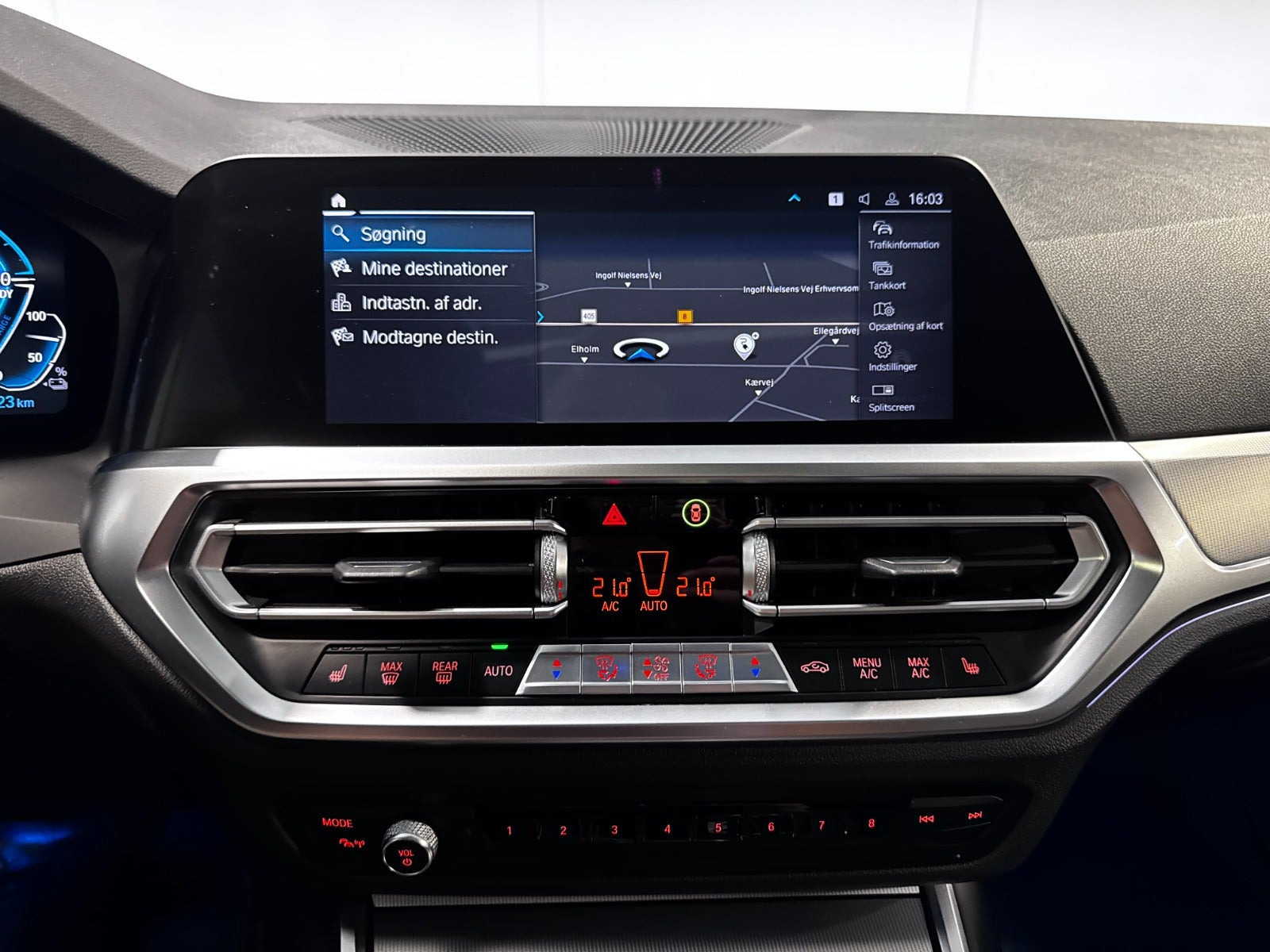 Blå BMW 330e fra 2021
