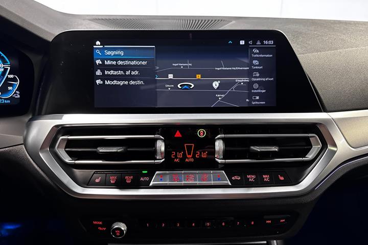 Blå BMW 330e fra 2021