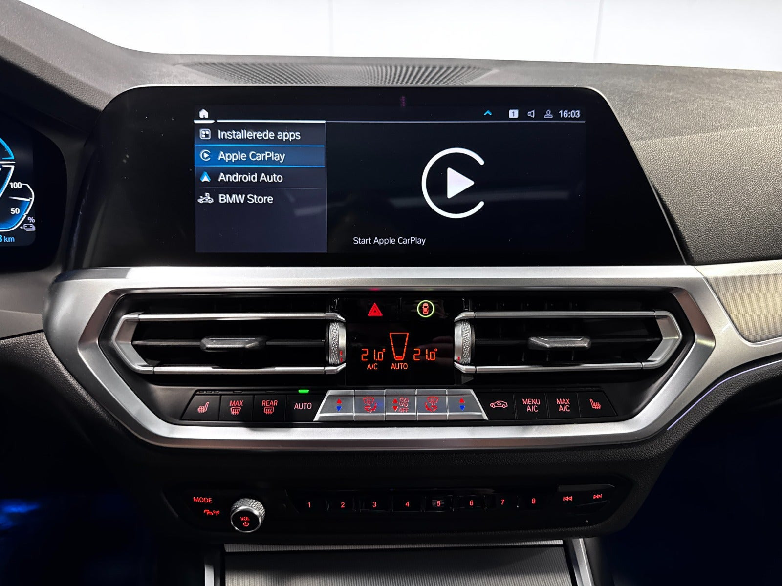 Blå BMW 330e fra 2021