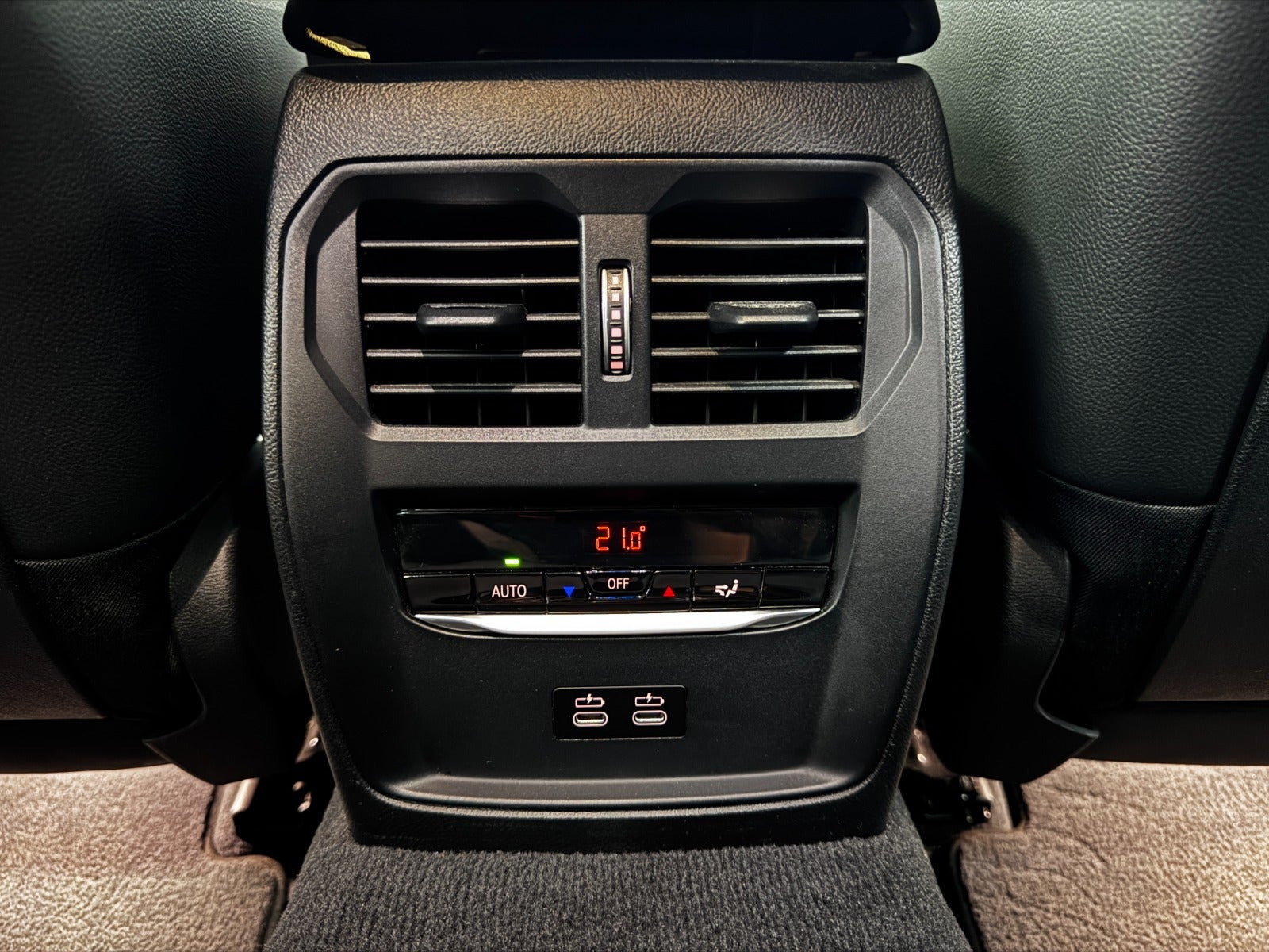 Blå BMW 330e fra 2021