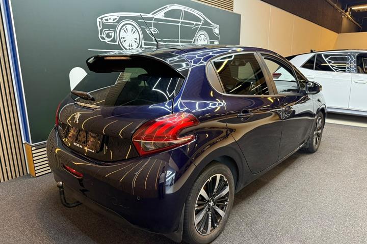 Blå Peugeot 208 fra 2018