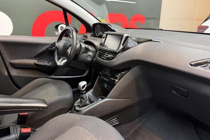 Blå Peugeot 208 fra 2018