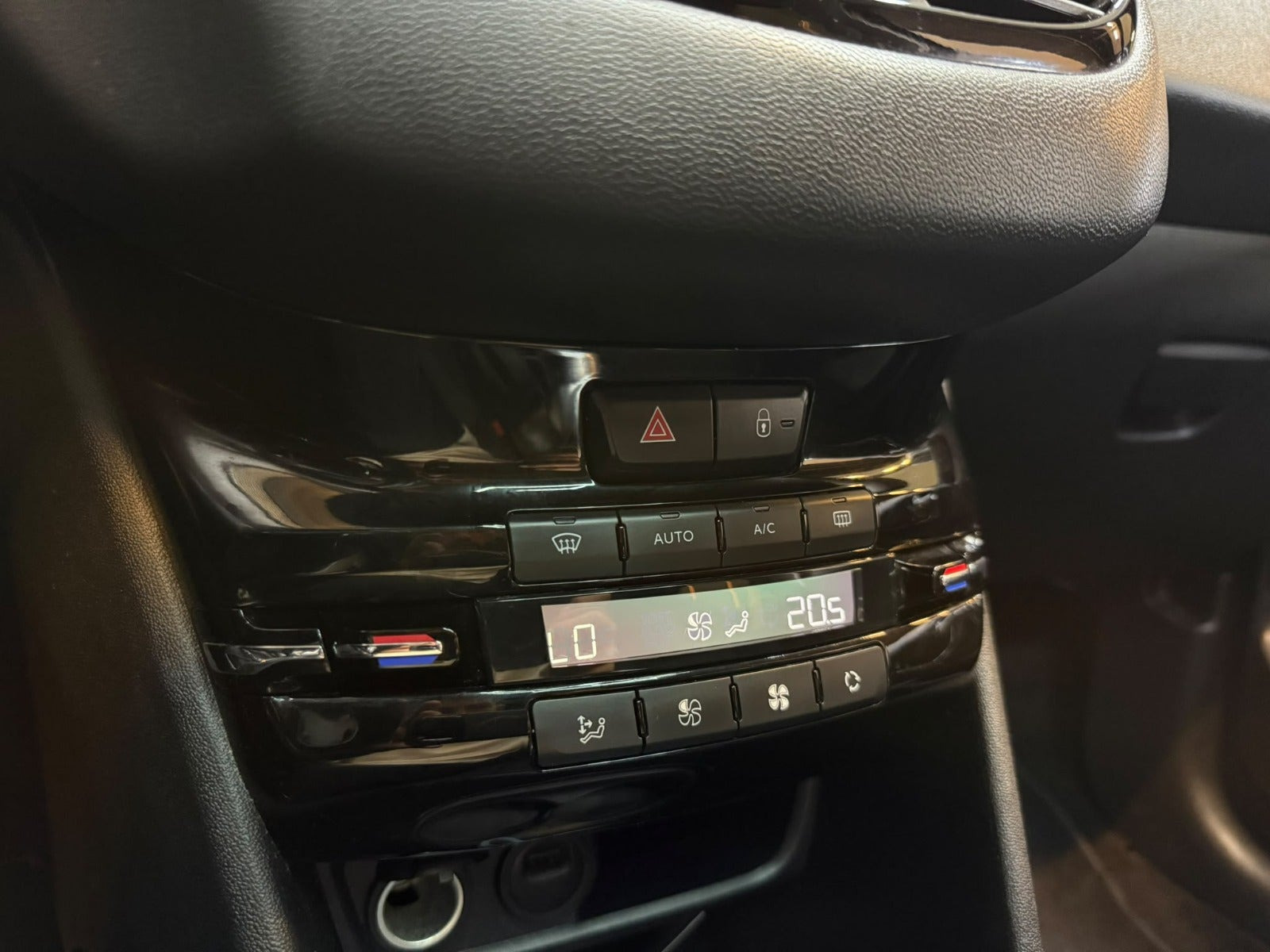 Blå Peugeot 208 fra 2018