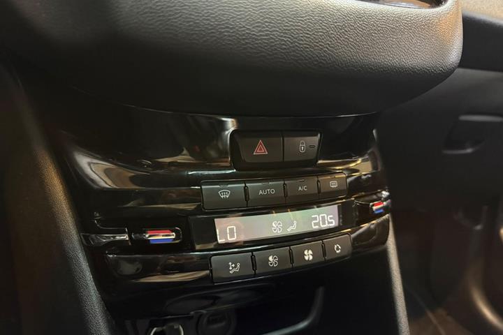 Blå Peugeot 208 fra 2018