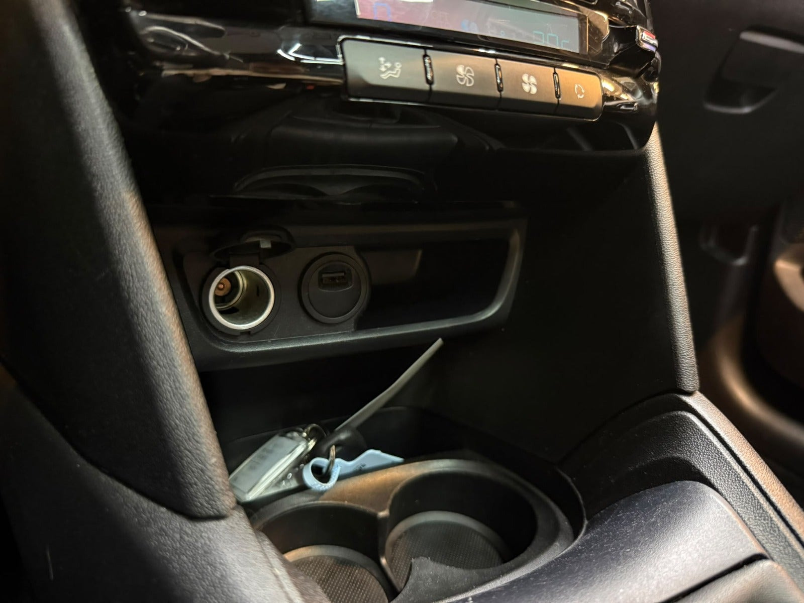 Blå Peugeot 208 fra 2018