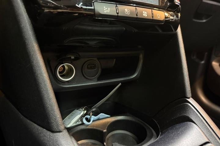 Blå Peugeot 208 fra 2018