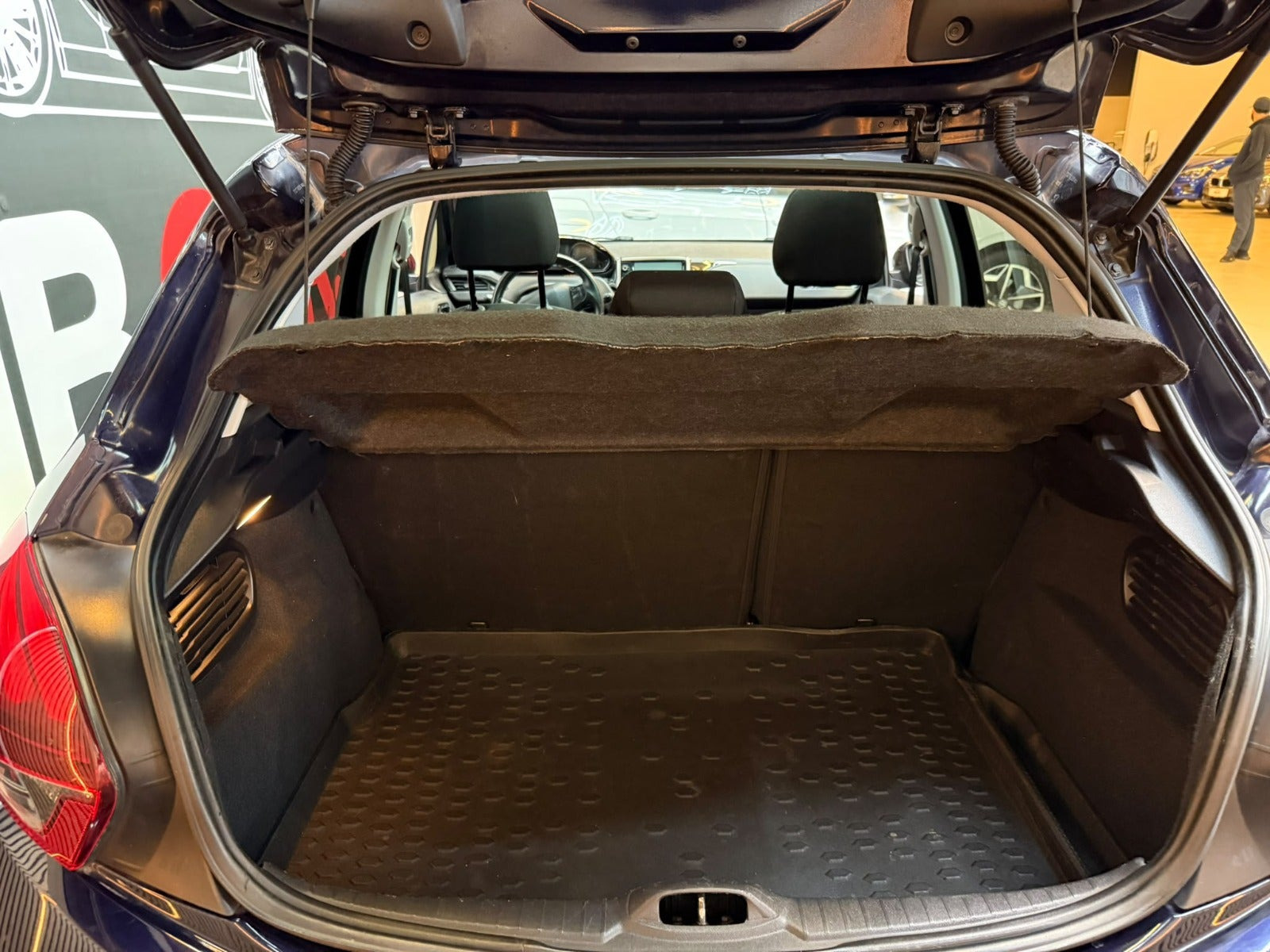 Blå Peugeot 208 fra 2018