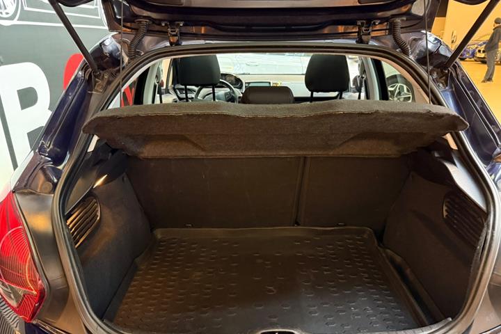 Blå Peugeot 208 fra 2018