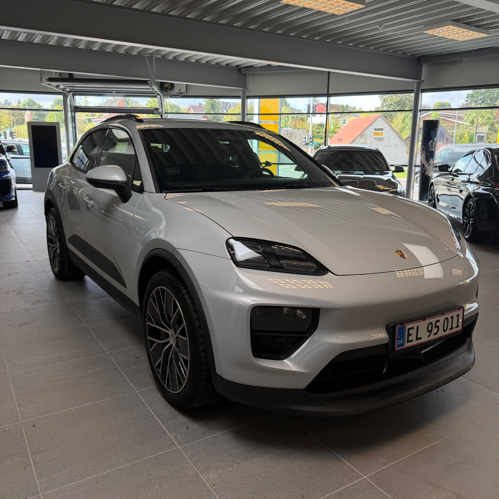 Grå Porsche Macan 4 fra 2025