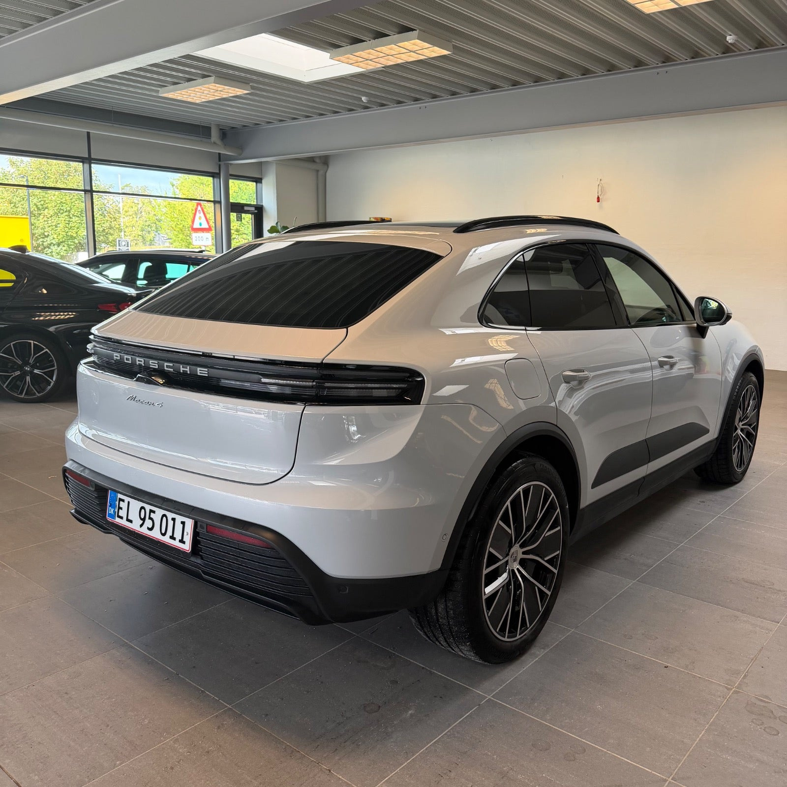 Grå Porsche Macan 4 fra 2025