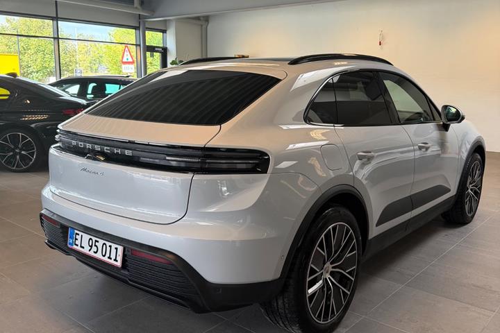 Grå Porsche Macan 4 fra 2025