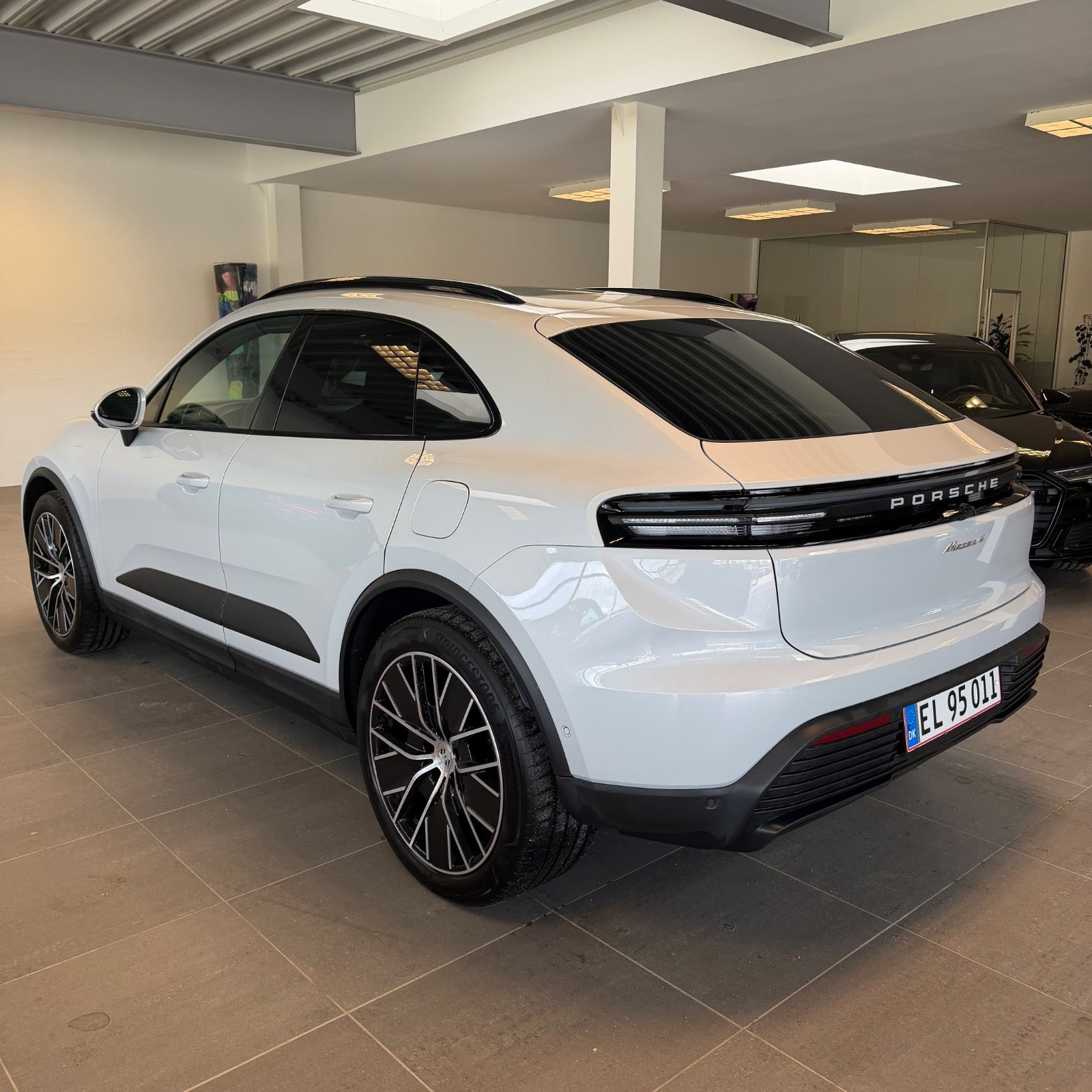 Grå Porsche Macan 4 fra 2025