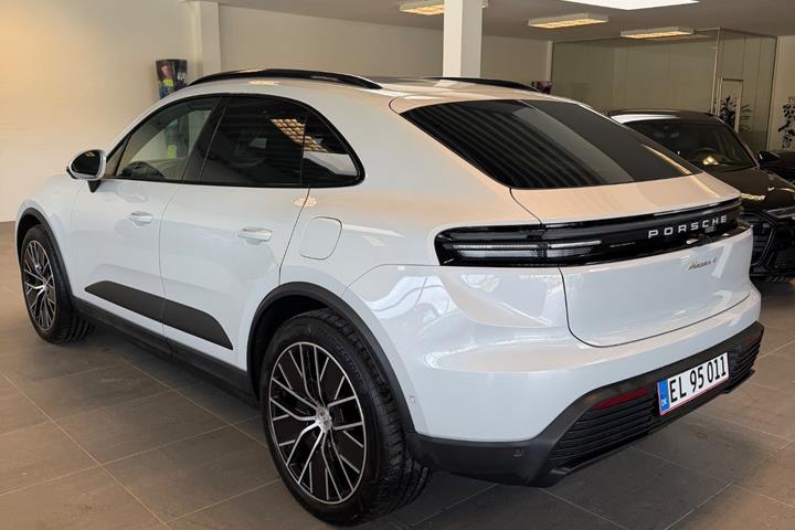 Grå Porsche Macan 4 fra 2025