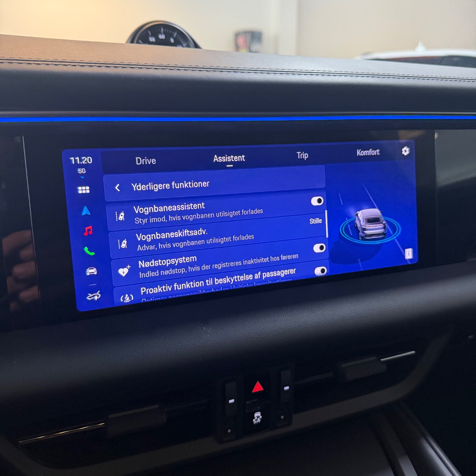 Grå Porsche Macan 4 fra 2025