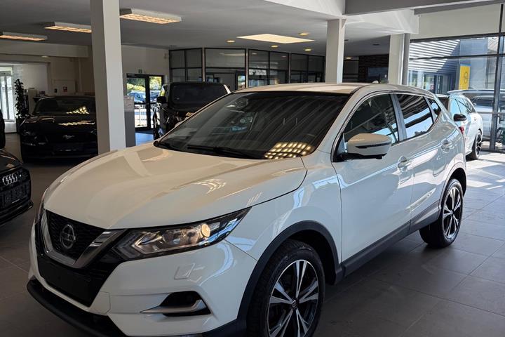 Hvid Nissan Qashqai fra 2020 set udefra
