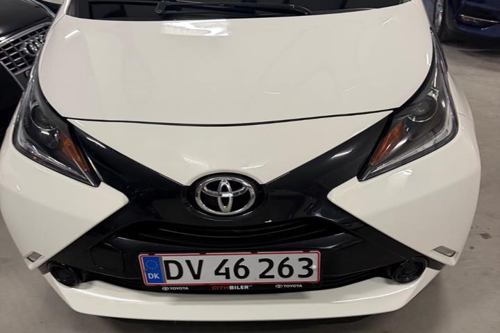 Hvid Toyota Aygo fra 2015