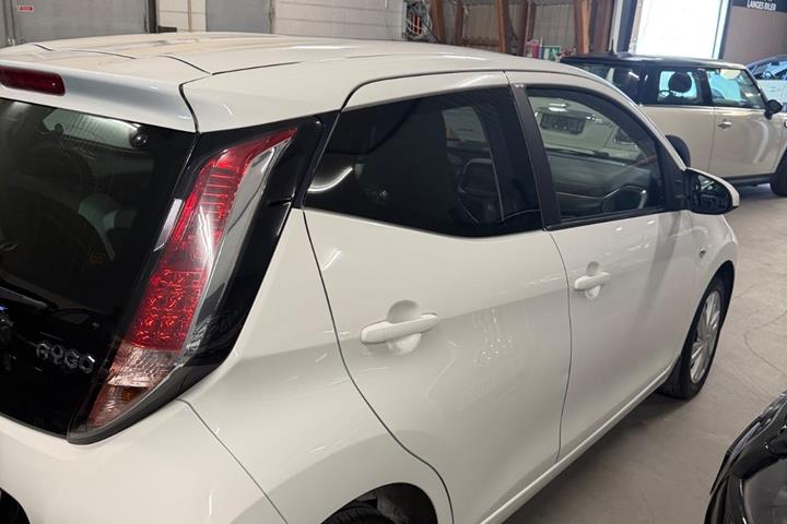Hvid Toyota Aygo fra 2015