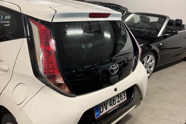 Hvid Toyota Aygo fra 2015
