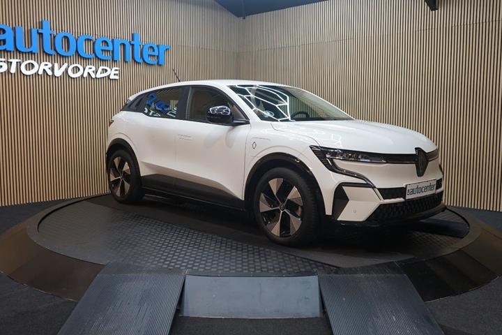 Hvid Renault Megane E-Tech fra 2023 set udefra