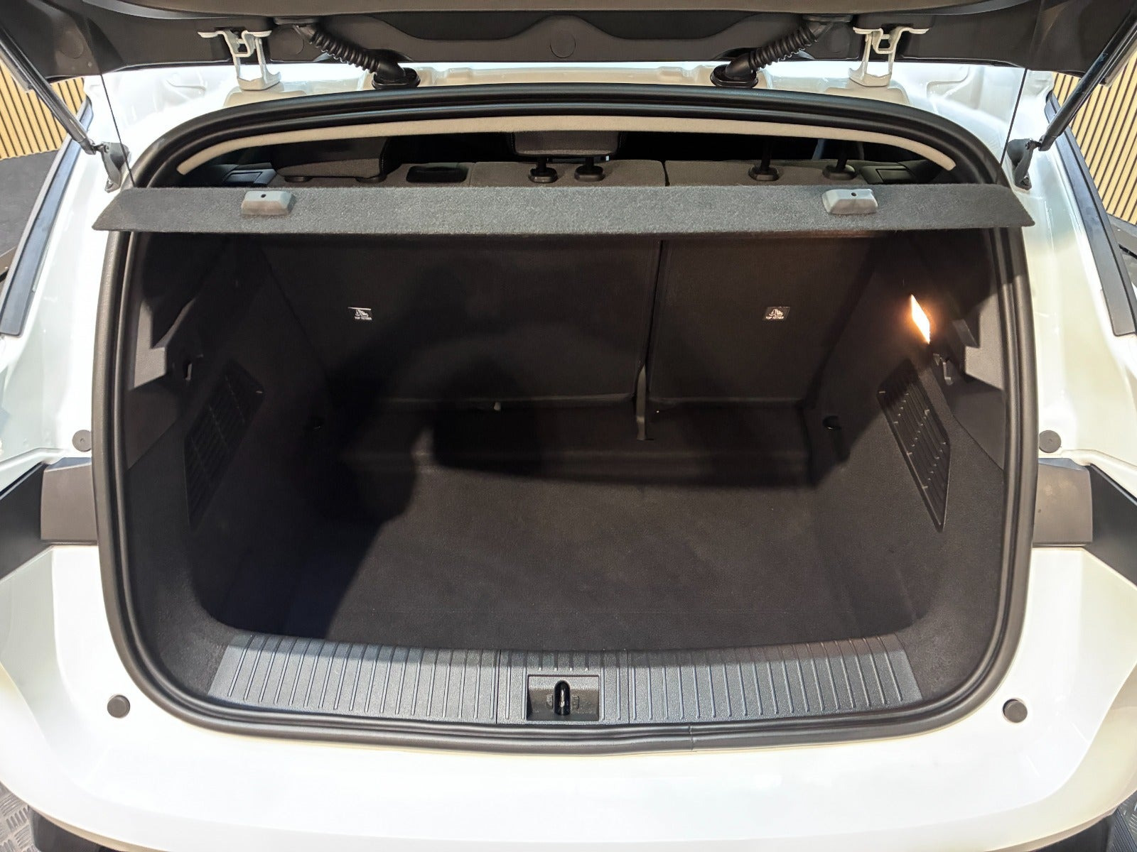 Hvid Renault Megane E-Tech fra 2023
