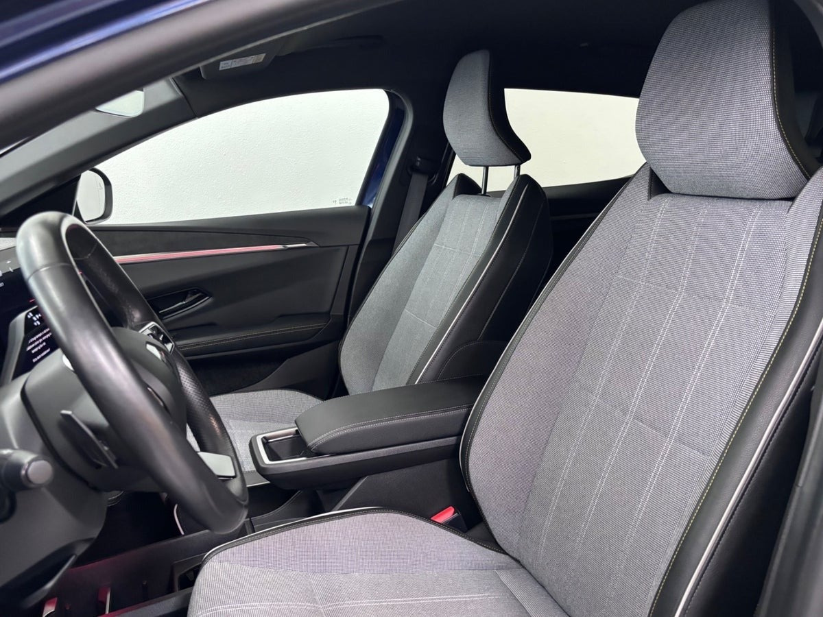 Blå Renault Megane E-Tech fra 2024