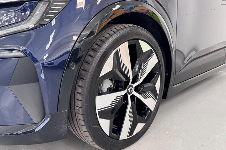 Blå Renault Megane E-Tech fra 2024