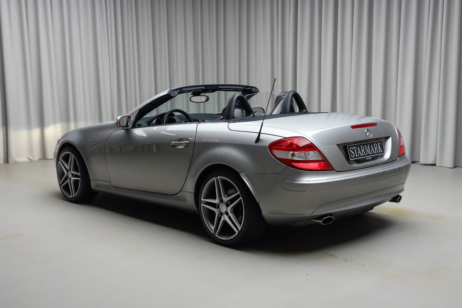 Grå Mercedes SLK350 fra 2005 set udefra