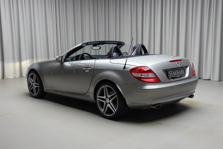 Grå Mercedes SLK350 fra 2005 set udefra