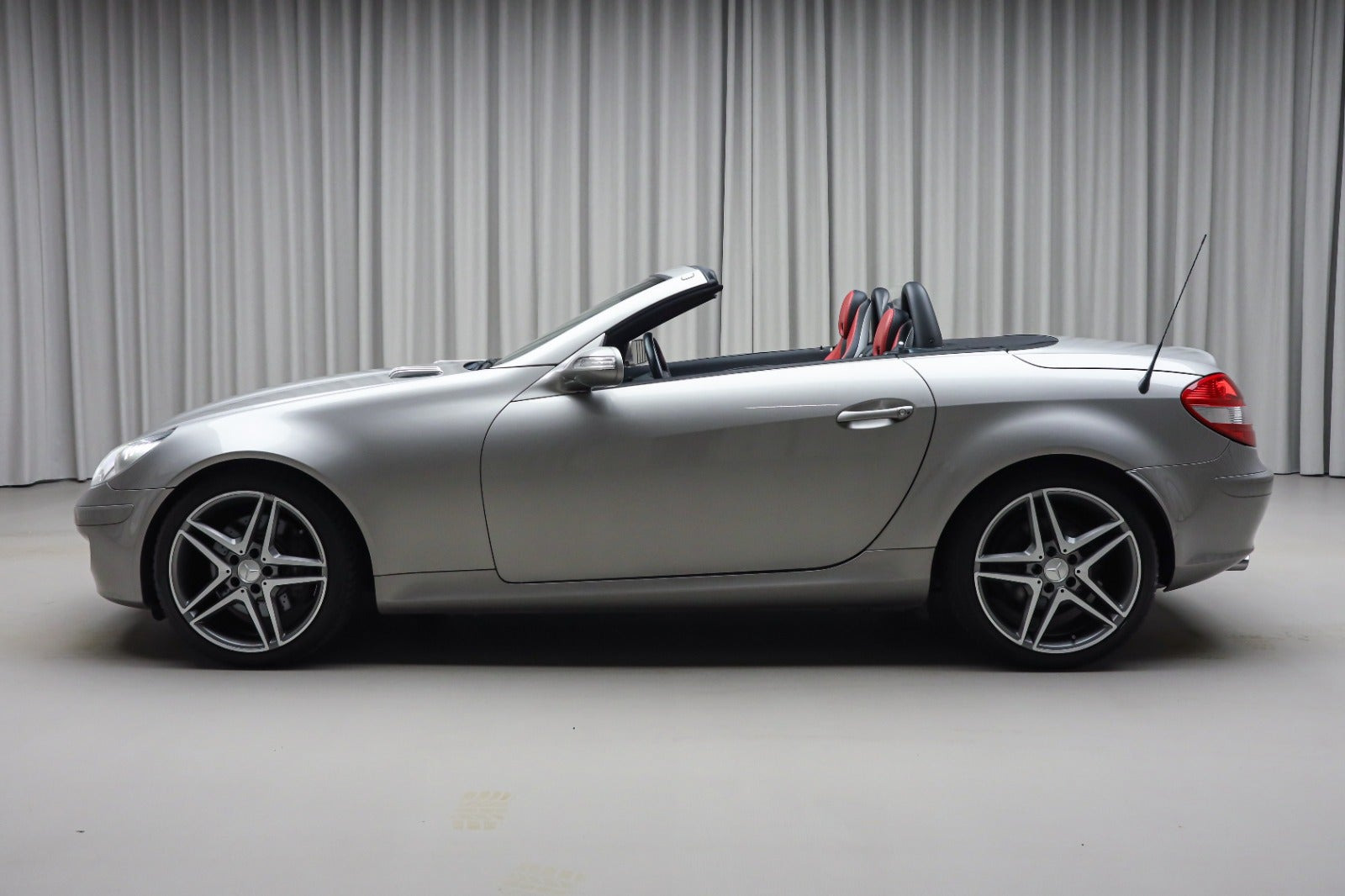 Grå Mercedes SLK350 fra 2005 set udefra