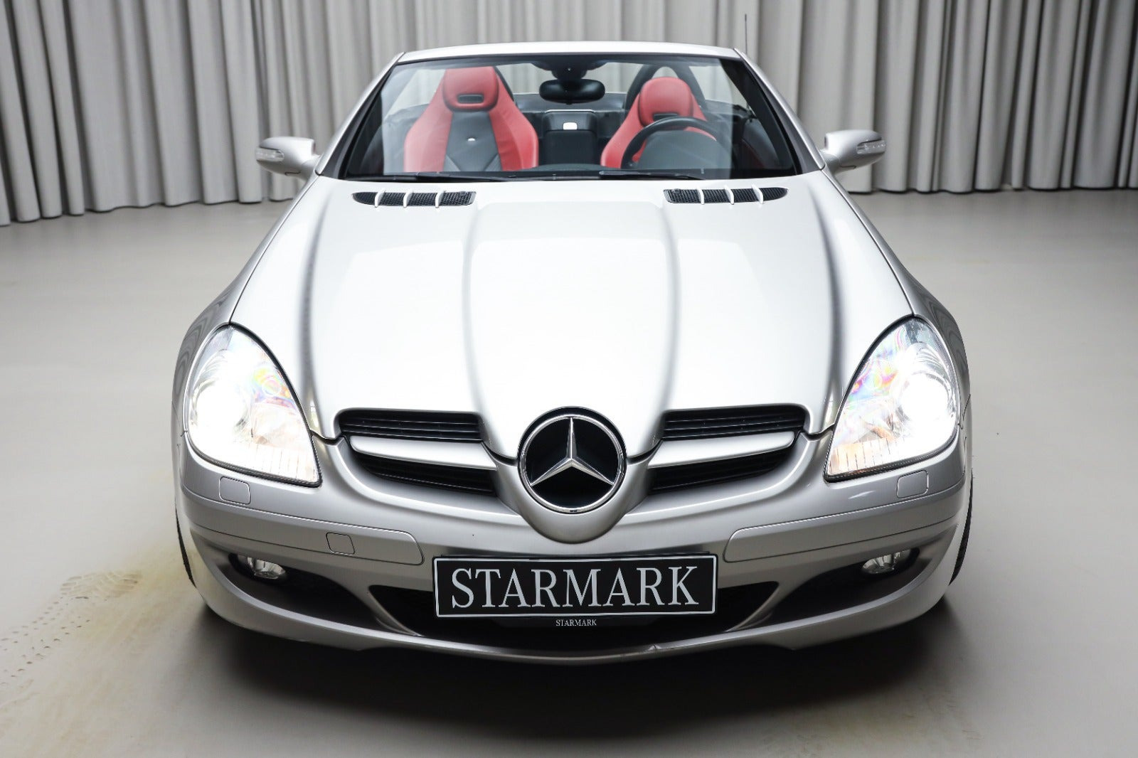 Grå Mercedes SLK350 fra 2005 set udefra