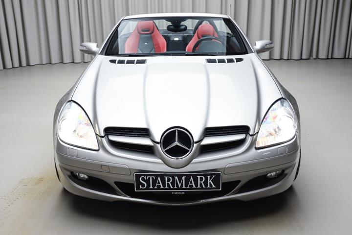 Grå Mercedes SLK350 fra 2005 set udefra