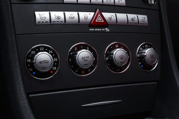 Grå Mercedes SLK350 fra 2005