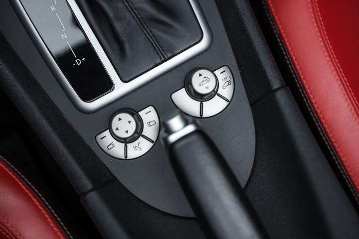 Grå Mercedes SLK350 fra 2005