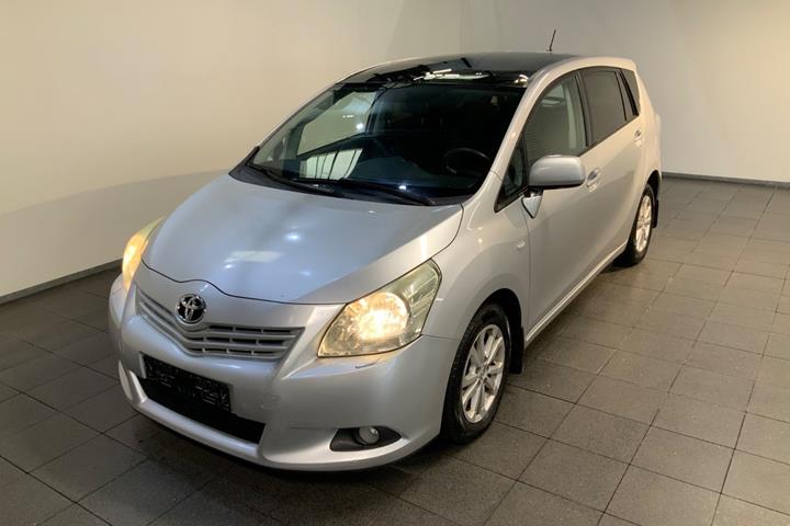 Sølv Toyota Verso fra 2011 set udefra
