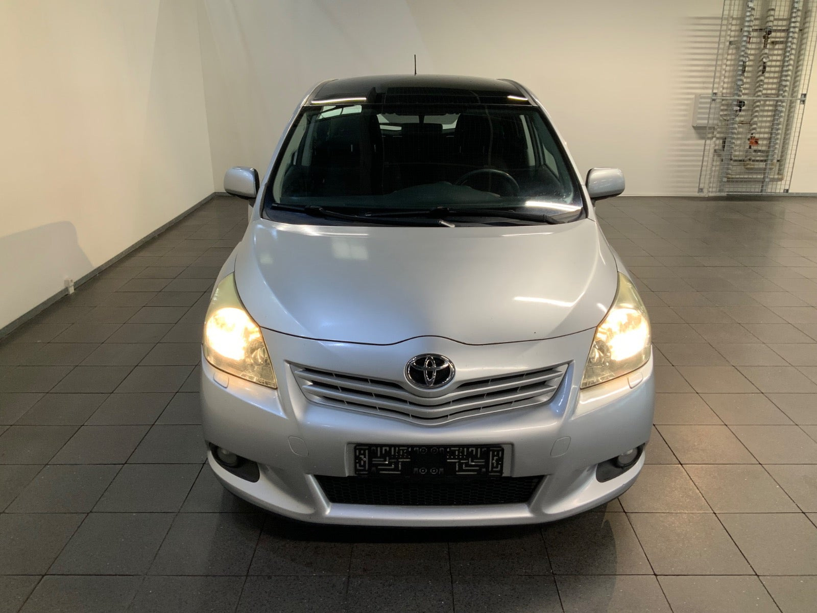 Sølv Toyota Verso fra 2011