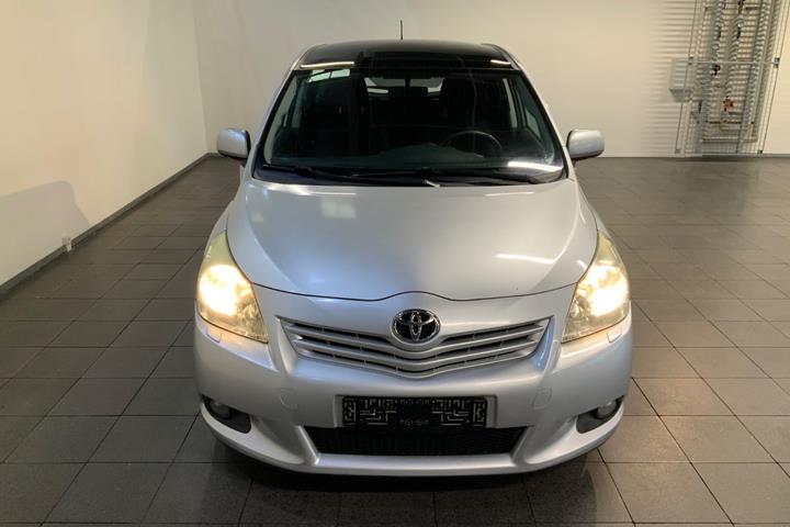 Sølv Toyota Verso fra 2011