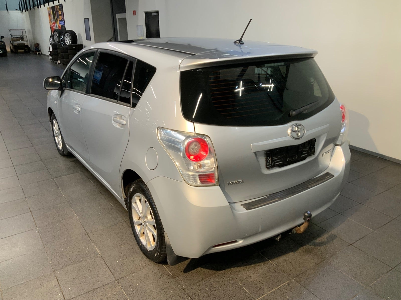 Sølv Toyota Verso fra 2011