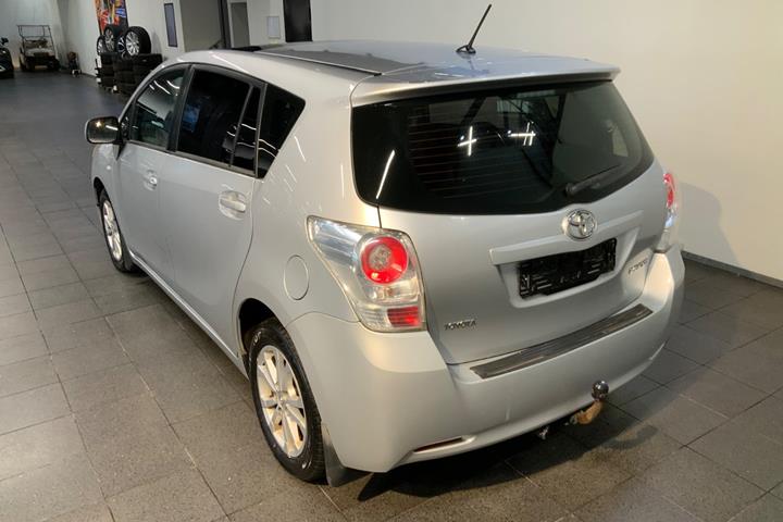 Sølv Toyota Verso fra 2011