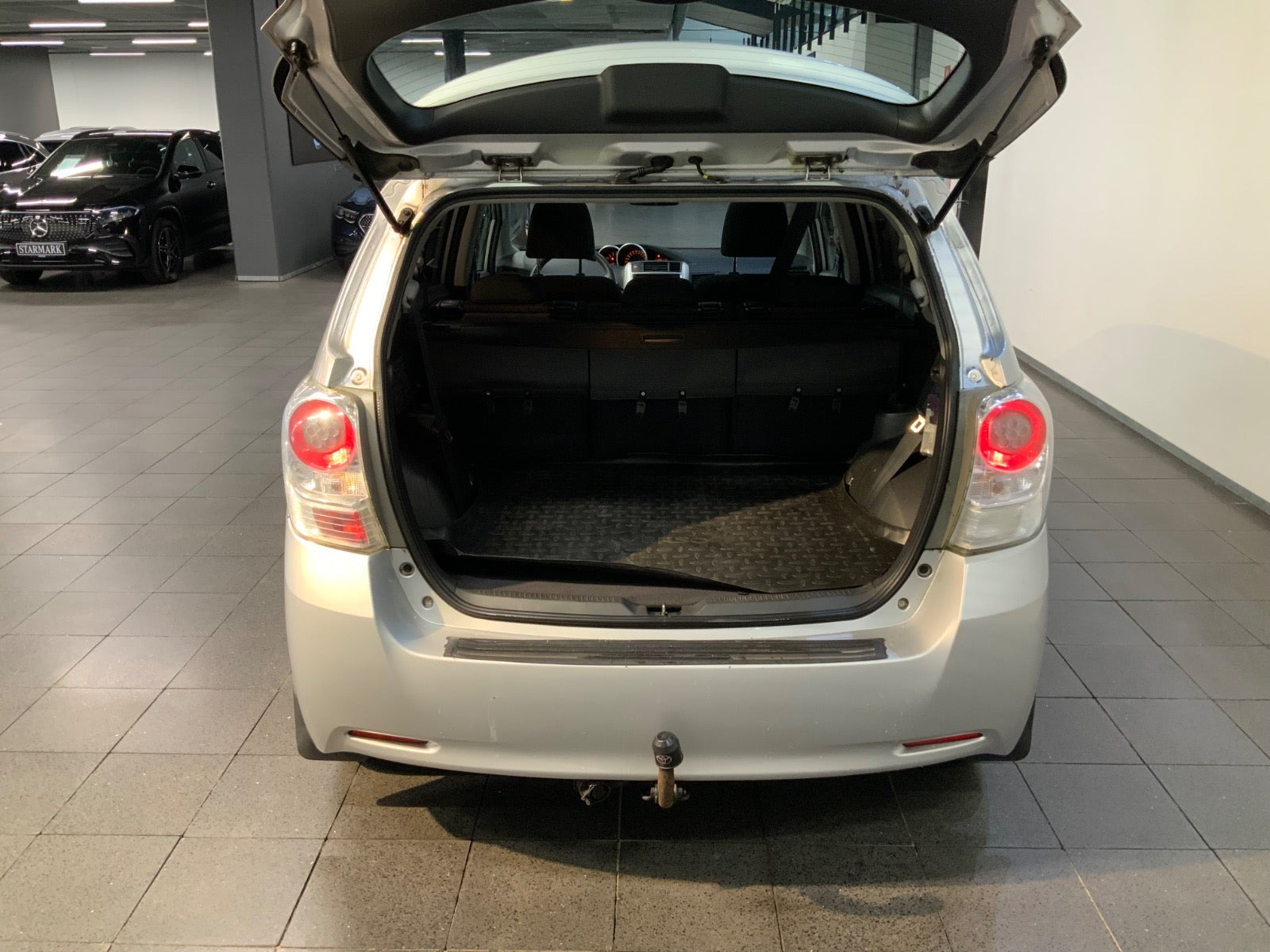 Sølv Toyota Verso fra 2011