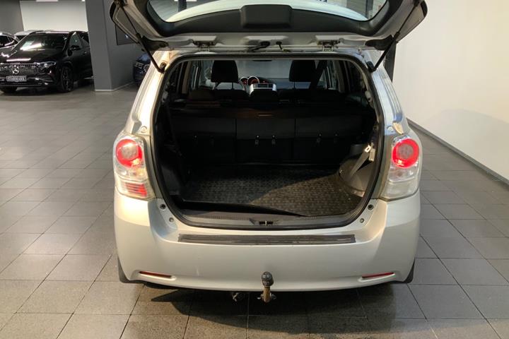 Sølv Toyota Verso fra 2011