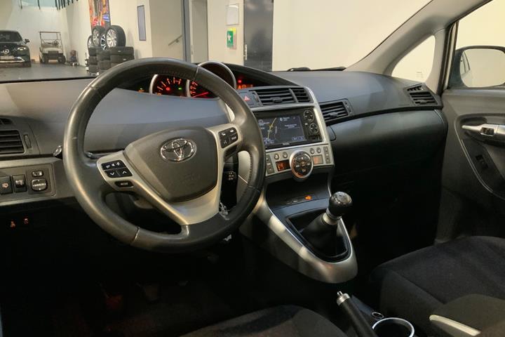 Sølv Toyota Verso fra 2011