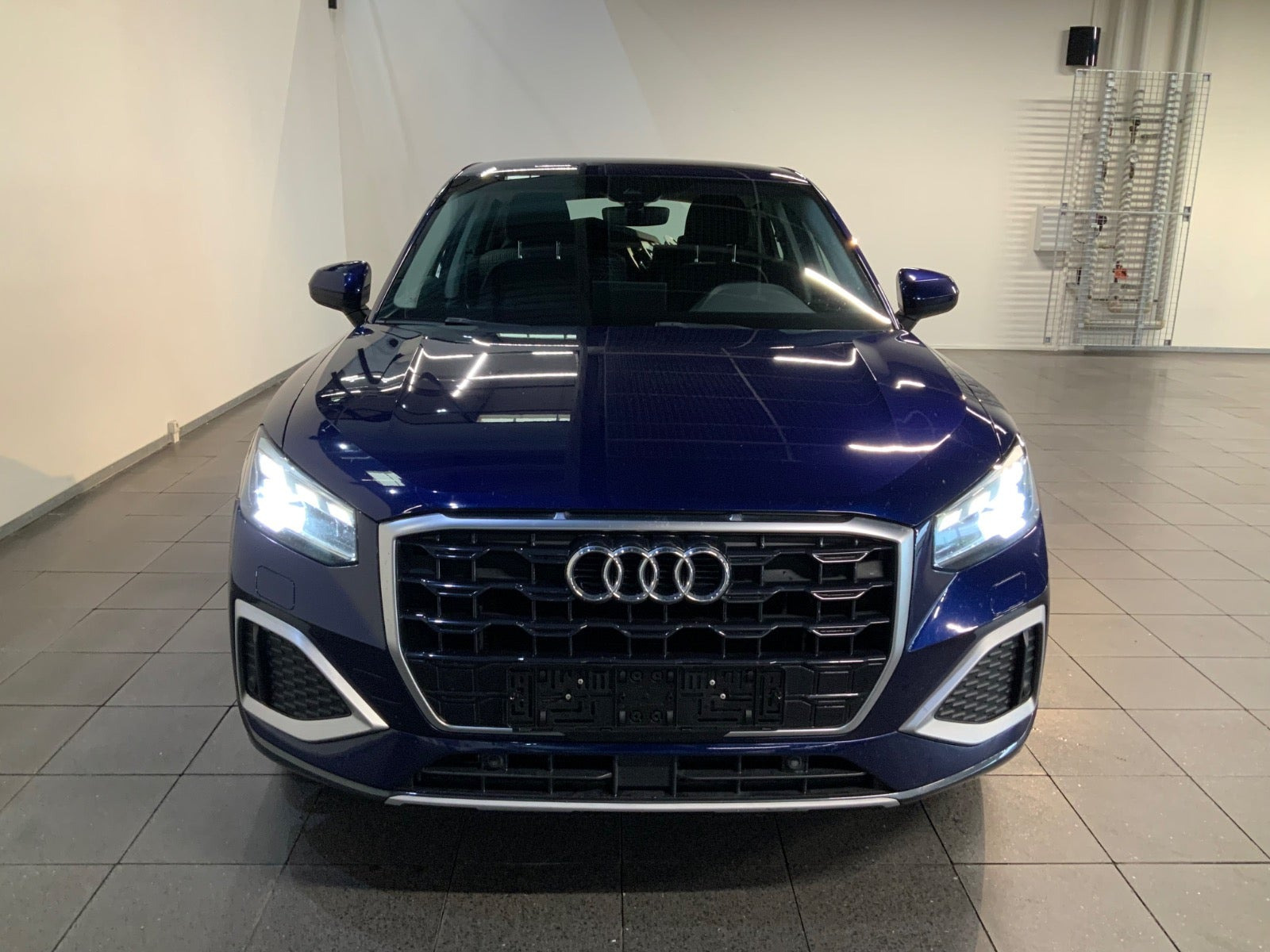 Blå Audi Q2 fra 2021