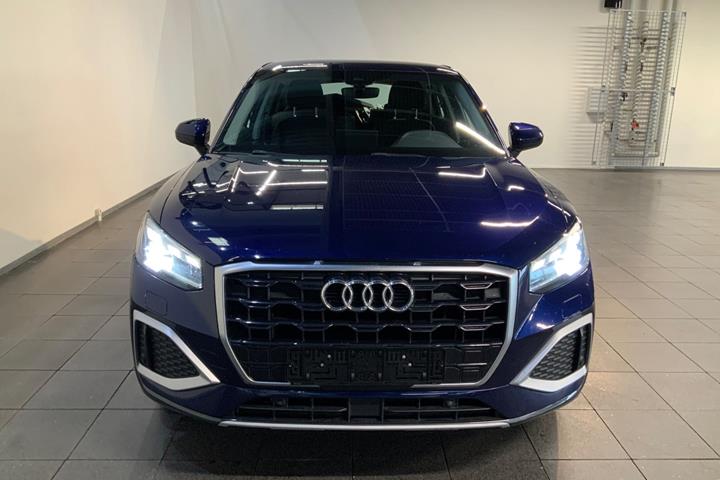 Blå Audi Q2 fra 2021