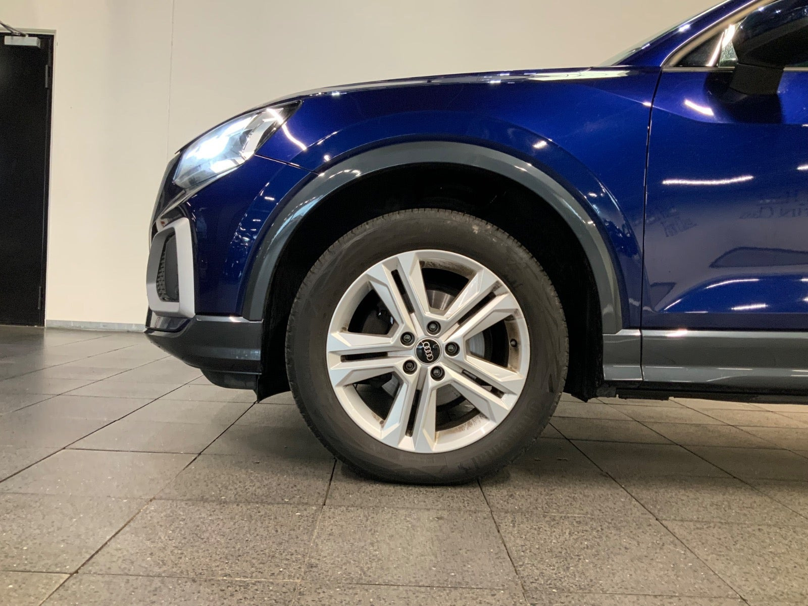 Blå Audi Q2 fra 2021