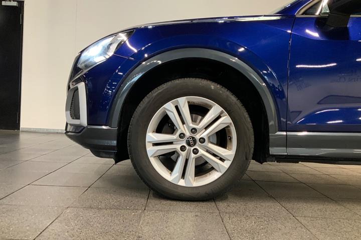 Blå Audi Q2 fra 2021
