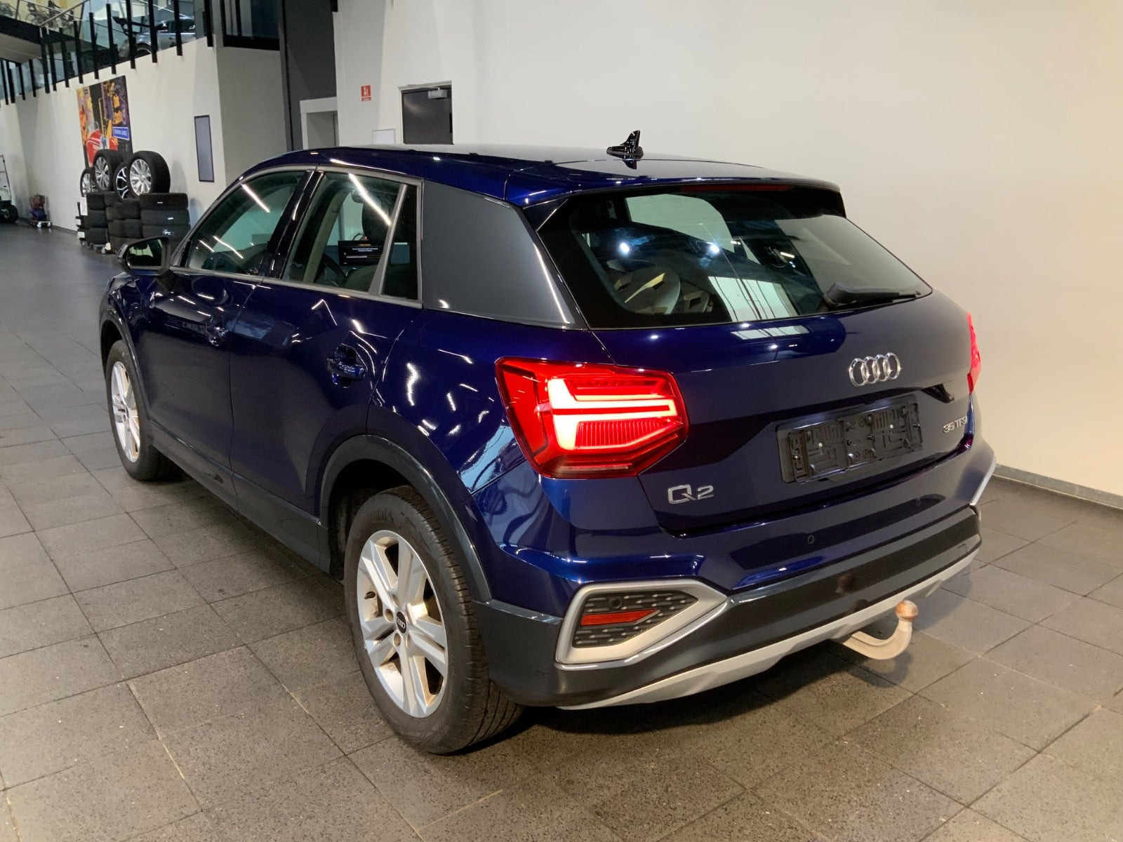 Blå Audi Q2 fra 2021