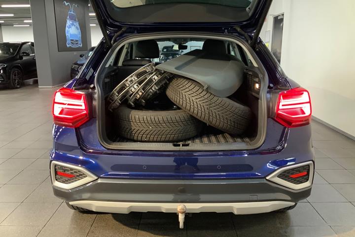 Blå Audi Q2 fra 2021